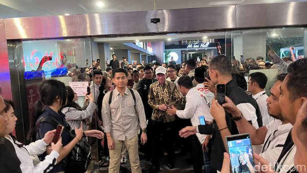 Jokowi di Makassar, Ribuan Simpatisan PSI Sambut Hangat