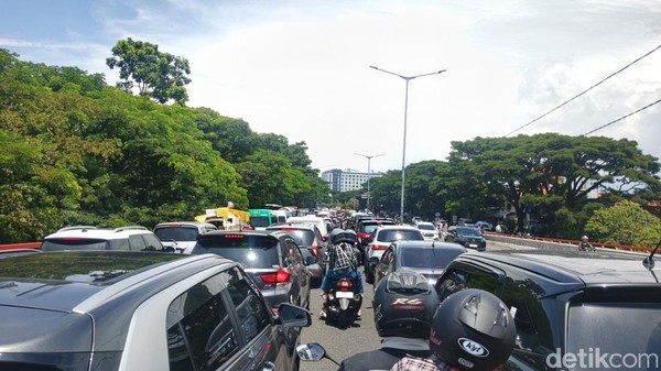 Bandung Macet Parah Libur Imlek: 1,5 Juta Kendaraan Serbu!