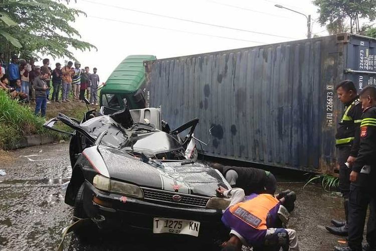 Tragedi Karawang: 3 Tewas, Pak Ogah Saling Tuding Sopir!