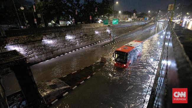 Jakarta & Tangerang Lumpuh: Banjir Rendam Rumah, Warga Mengungsi 2 Jakarta & Tangerang Lumpuh: Banjir Rendam Rumah, Warga Mengungsi